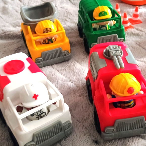 Bundle Of 4 Toy Trucks With Drivers - Picture 1 of 10